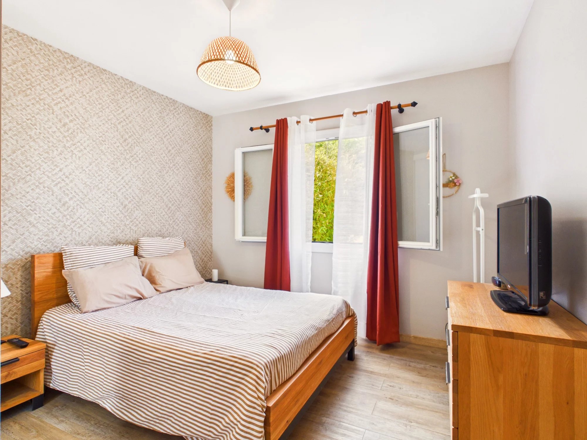 Beautifully-presented Family Home in a Desirable Location, Aquitaine – France – BVI84880