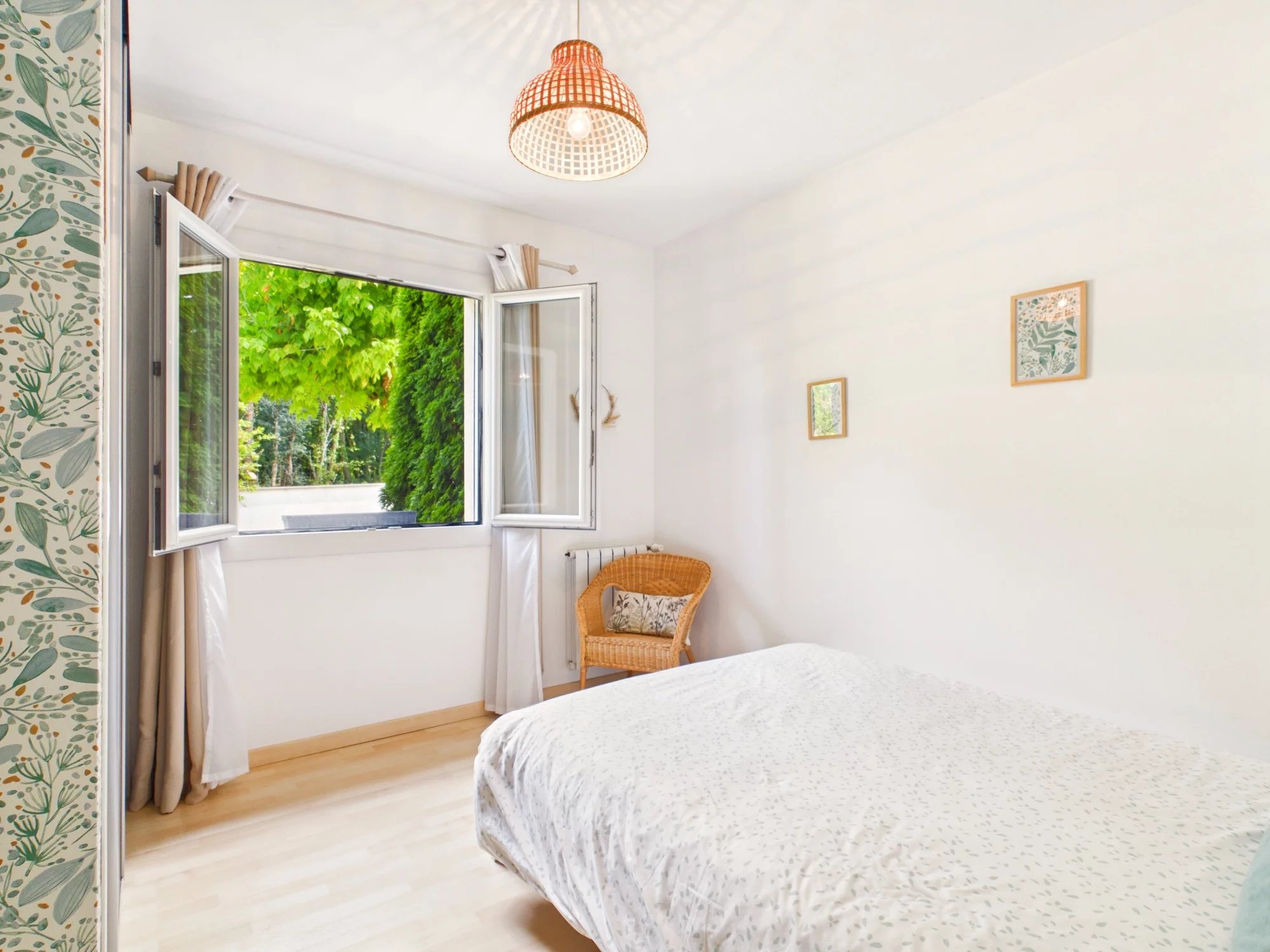 Beautifully-presented Family Home in a Desirable Location, Aquitaine – France – BVI84880