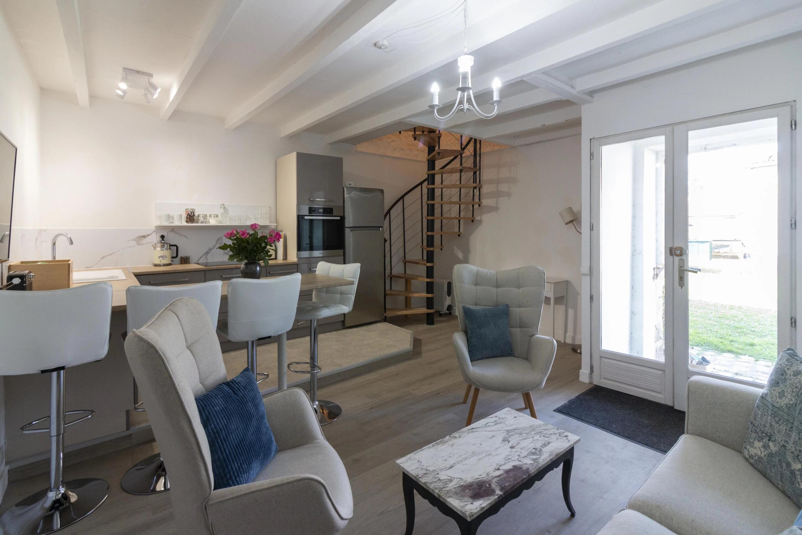 Elegant period property with five guest houses in the heart of this riverside market town., Poitou-Charentes – France – BVI84697