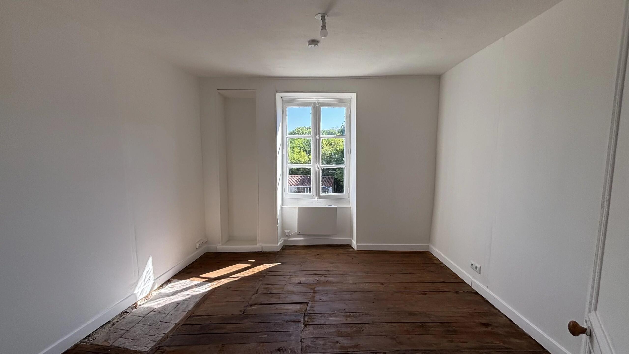 Renovated townhouse in the centre of Montmorillon, Poitou-Charentes – France – BVI85946