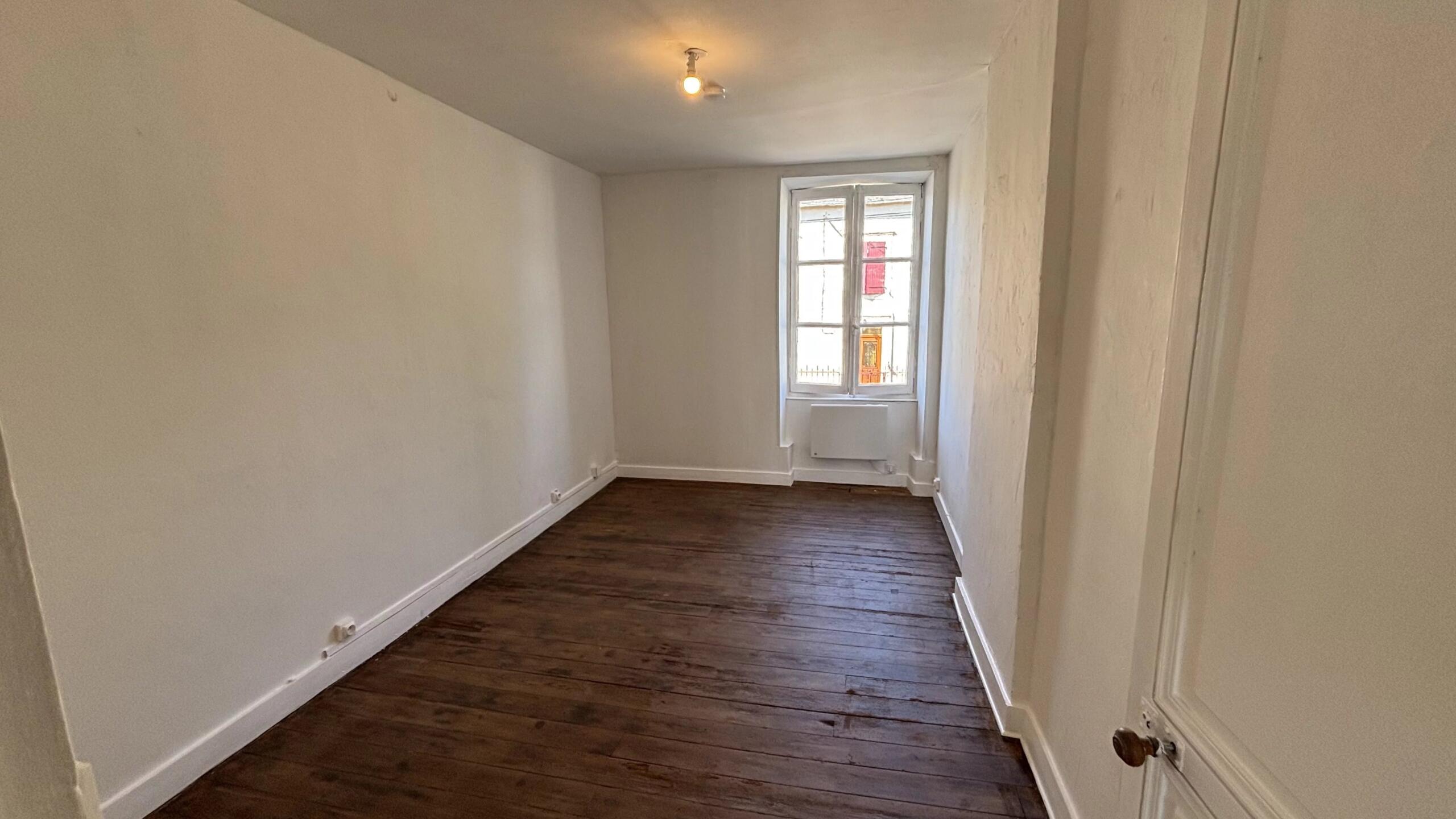 Renovated townhouse in the centre of Montmorillon, Poitou-Charentes – France – BVI85946