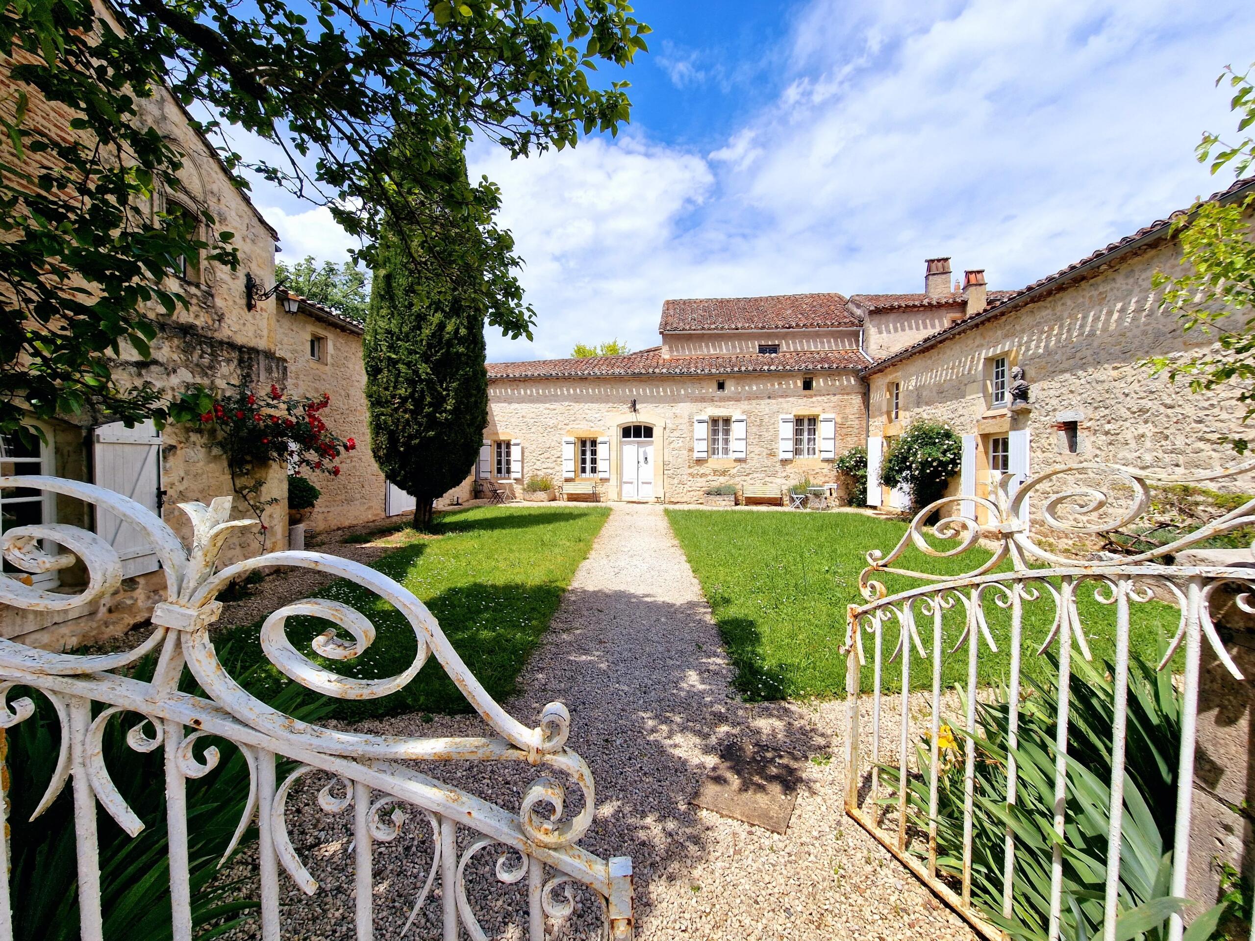 Stunning property  with two swimming Pools on the Banks of the River Lot, Midi-Pyrénées – France – BVI80827