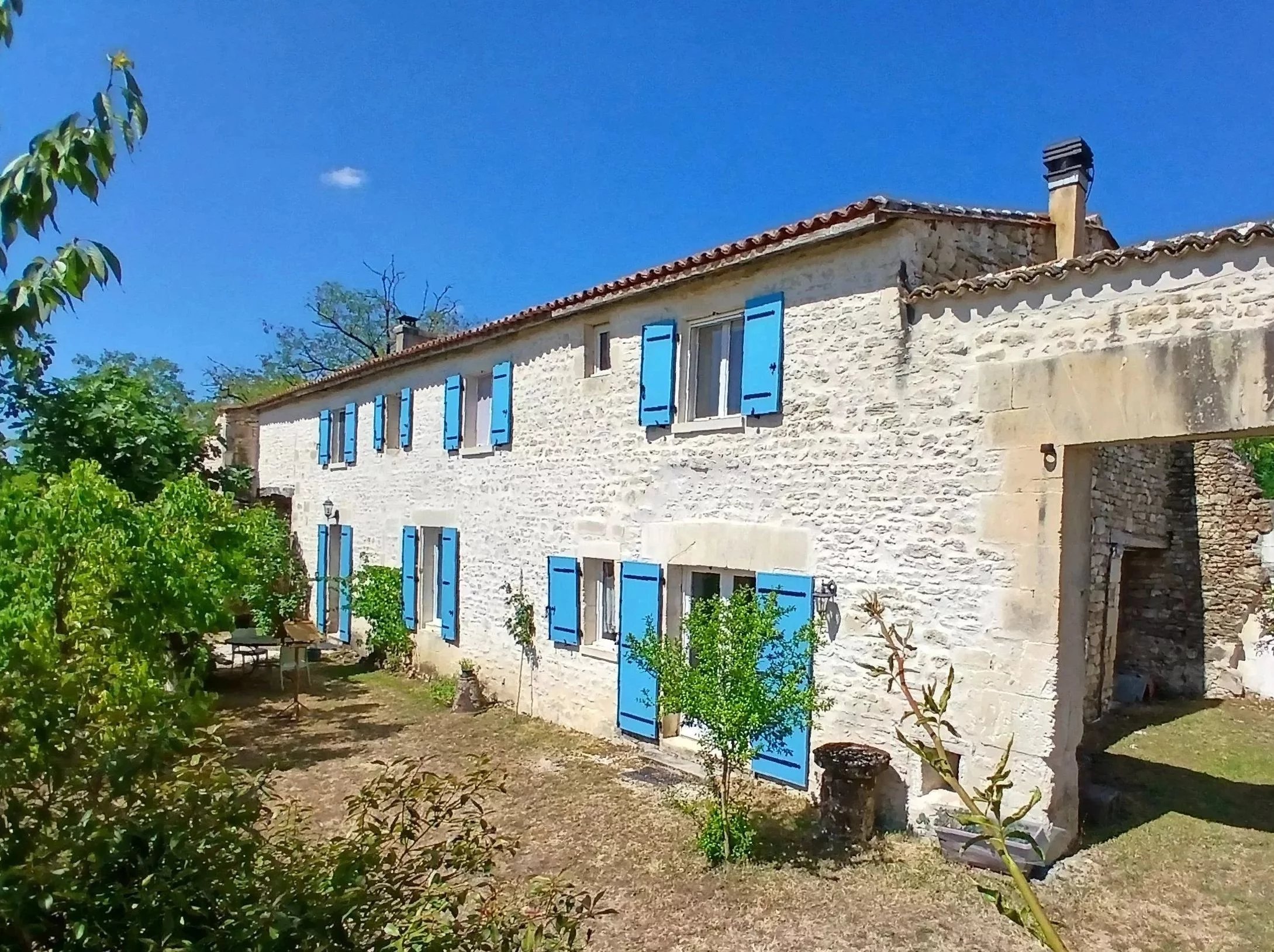 Charming stone cottage with swimming pool and large outbuildings, Poitou-Charentes – France – BVI85506
