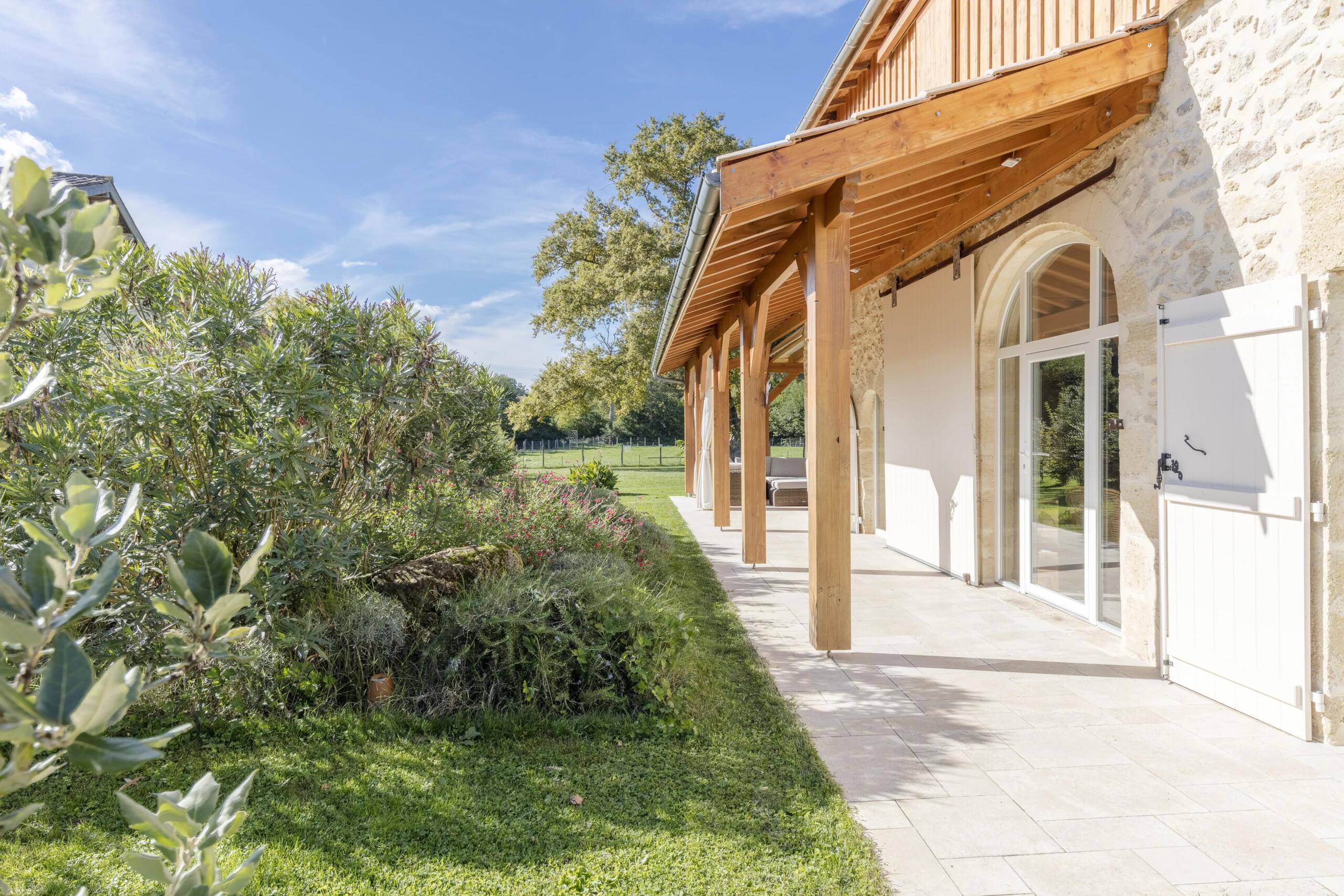 Stunning contemporary barn conversion close to Saint-Emilion, Aquitaine – France – BVI82690