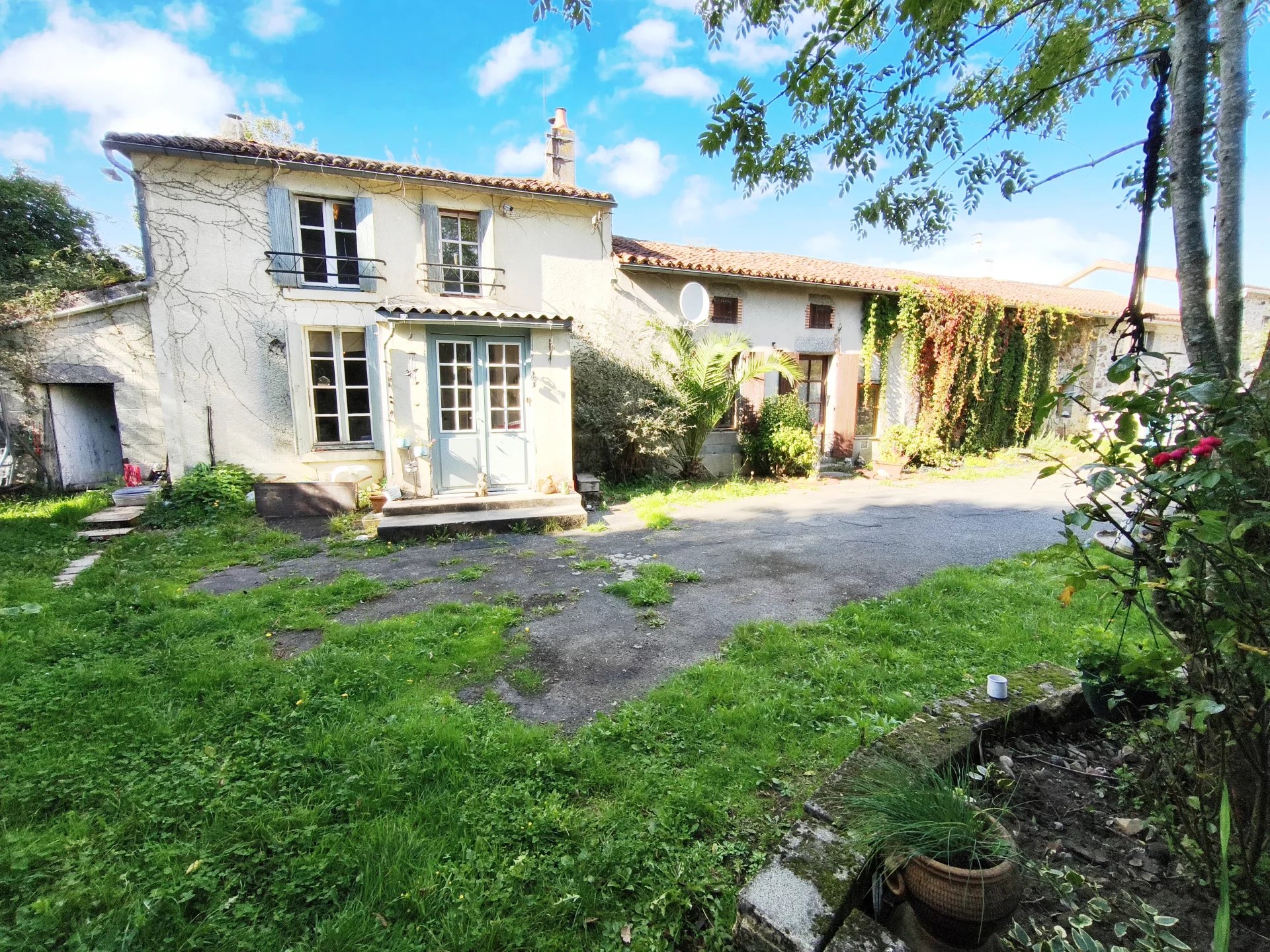 Charming semi-detached Home with barns, orchard and 5000m² of land, Poitou-Charentes – France – BVI82527