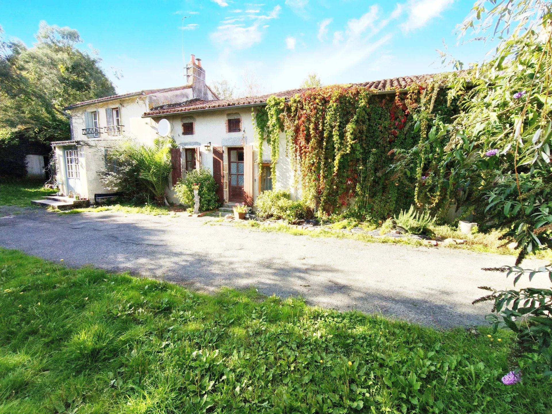 Charming semi-detached Home with barns, orchard and 5000m² of land, Poitou-Charentes – France – BVI82527