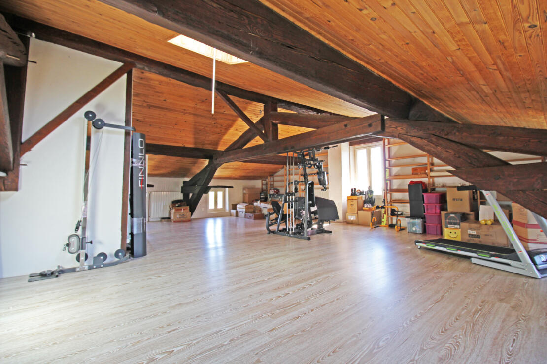 Impressive stone 4-bedroom house with pool and garden within walking distance of shops