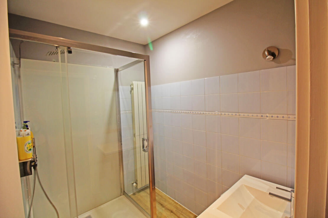 Impressive stone 4-bedroom house with pool and garden within walking distance of shops