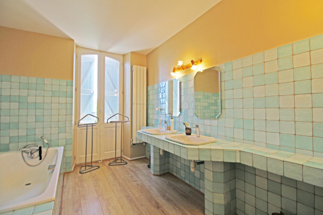 Impressive stone 4-bedroom house with pool and garden within walking distance of shops