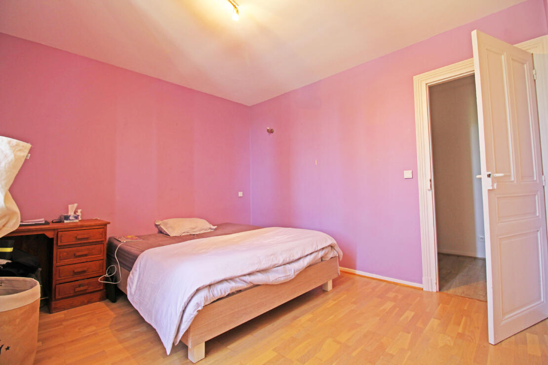 Impressive stone 4-bedroom house with pool and garden within walking distance of shops