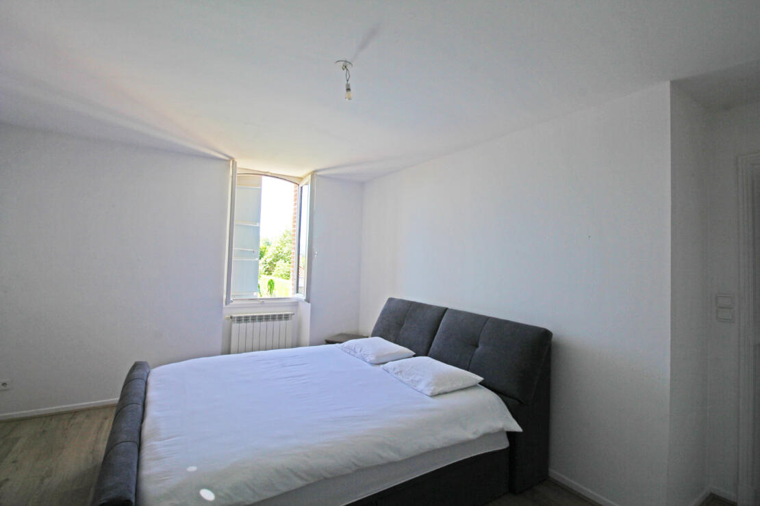 Impressive stone 4-bedroom house with pool and garden within walking distance of shops