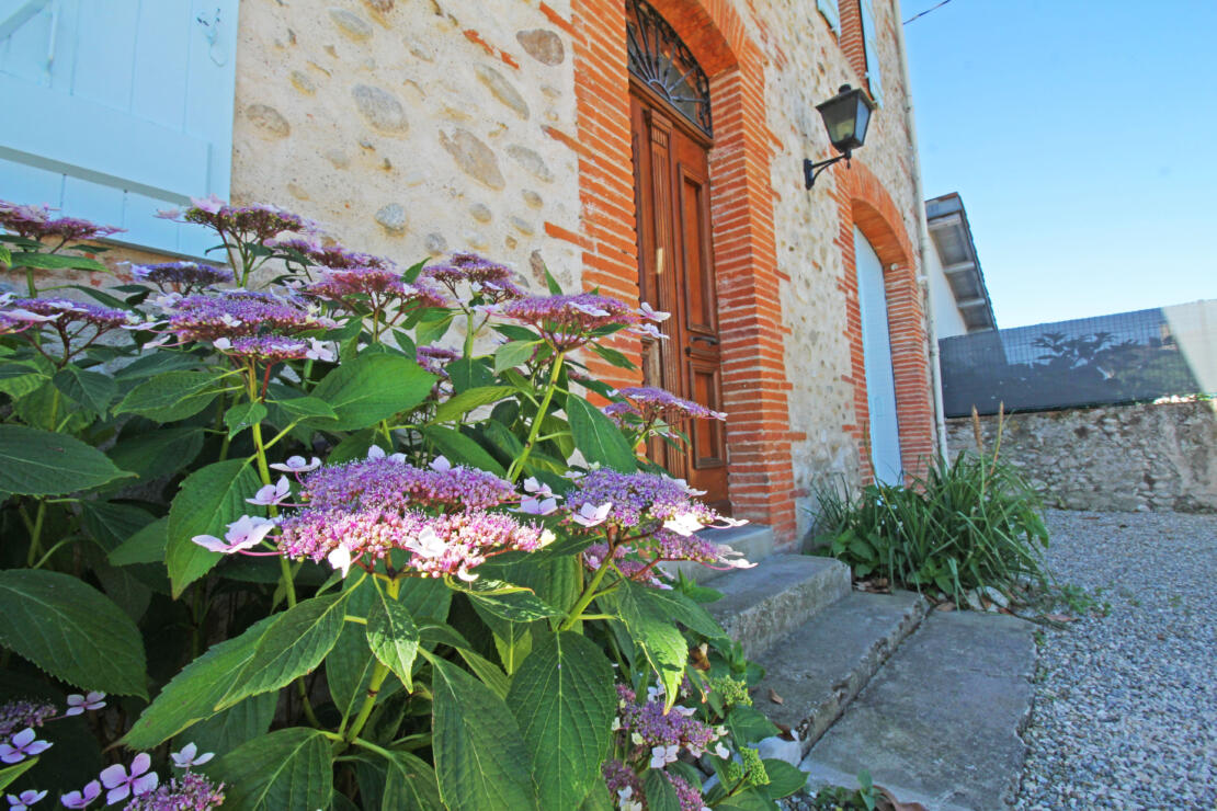 Impressive stone 4-bedroom house with pool and garden within walking distance of shops