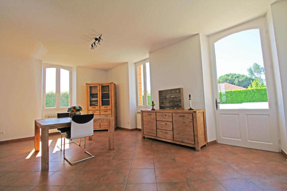 Impressive stone 4-bedroom house with pool and garden within walking distance of shops