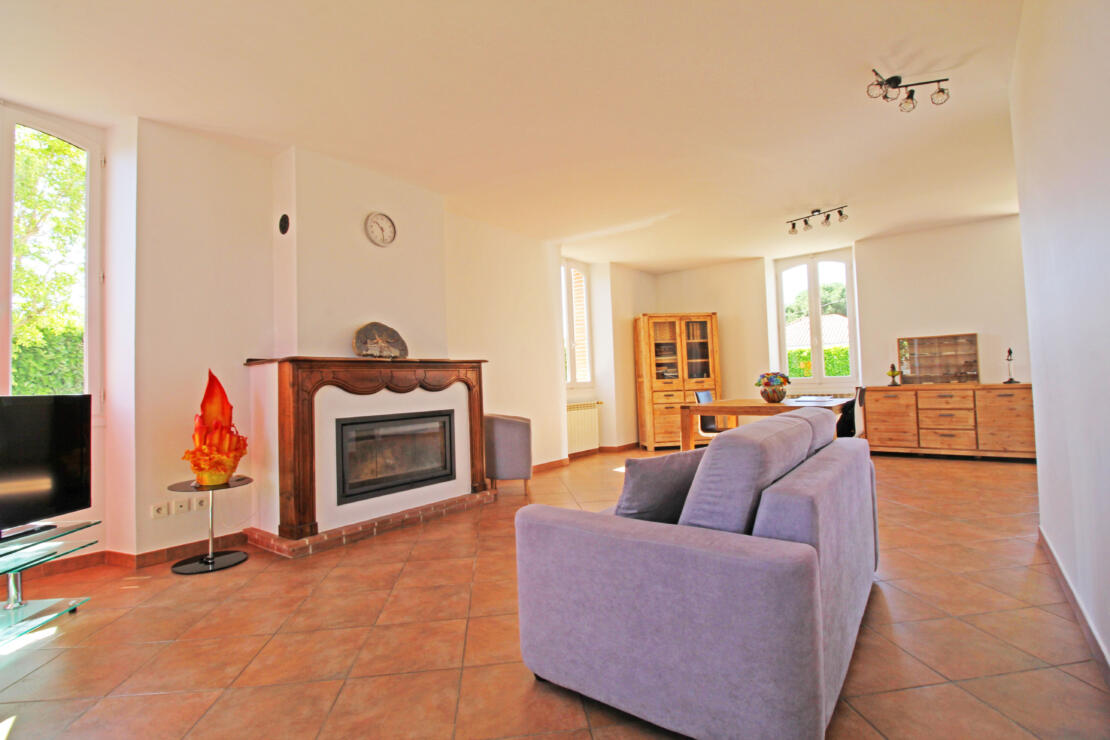 Impressive stone 4-bedroom house with pool and garden within walking distance of shops