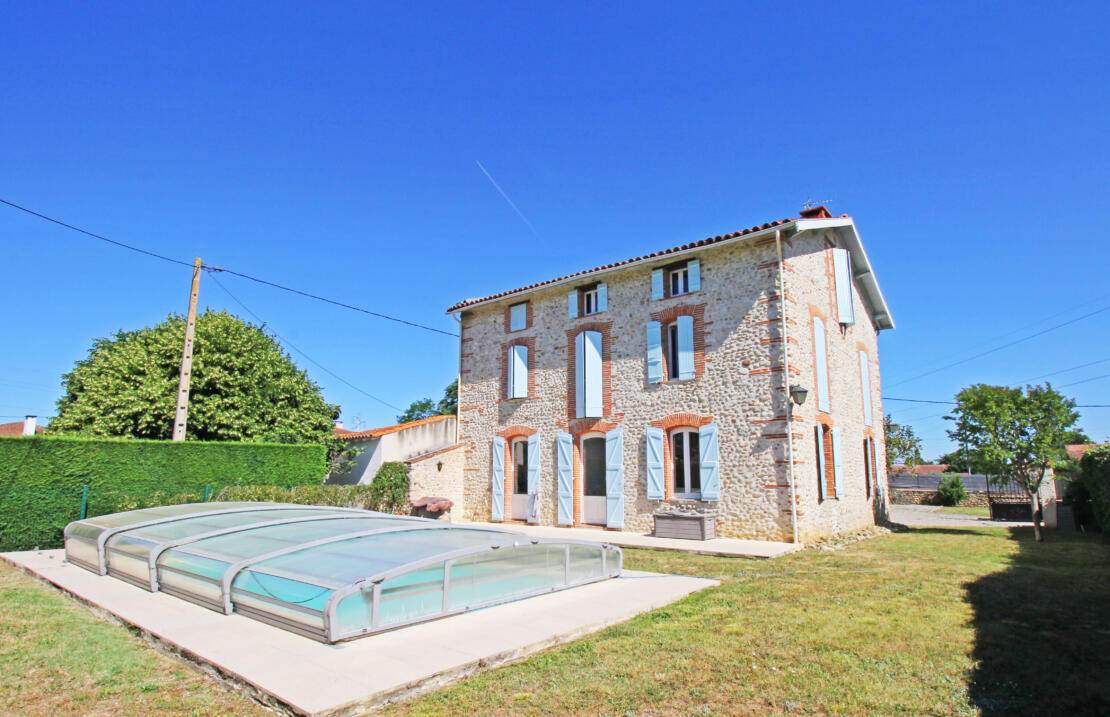 Impressive stone 4-bedroom house with pool and garden within walking distance of shops