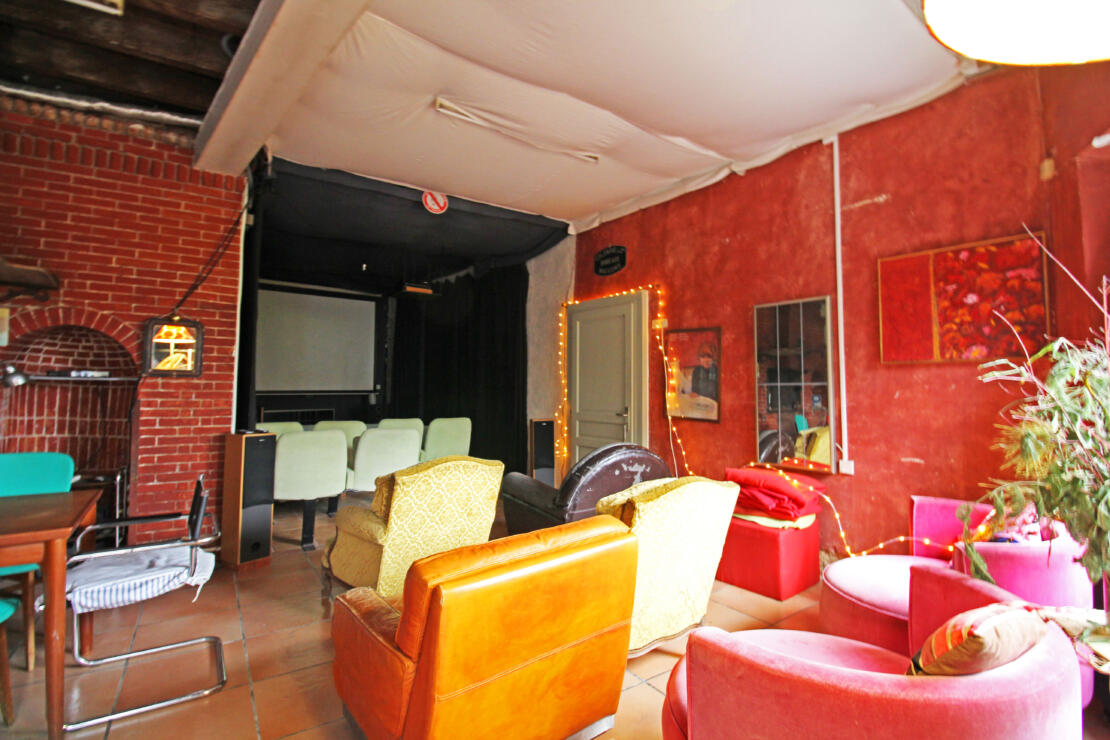 Charming former boulangerie with large terrace, spacious bedrooms and beautiful views near Castelnaudary