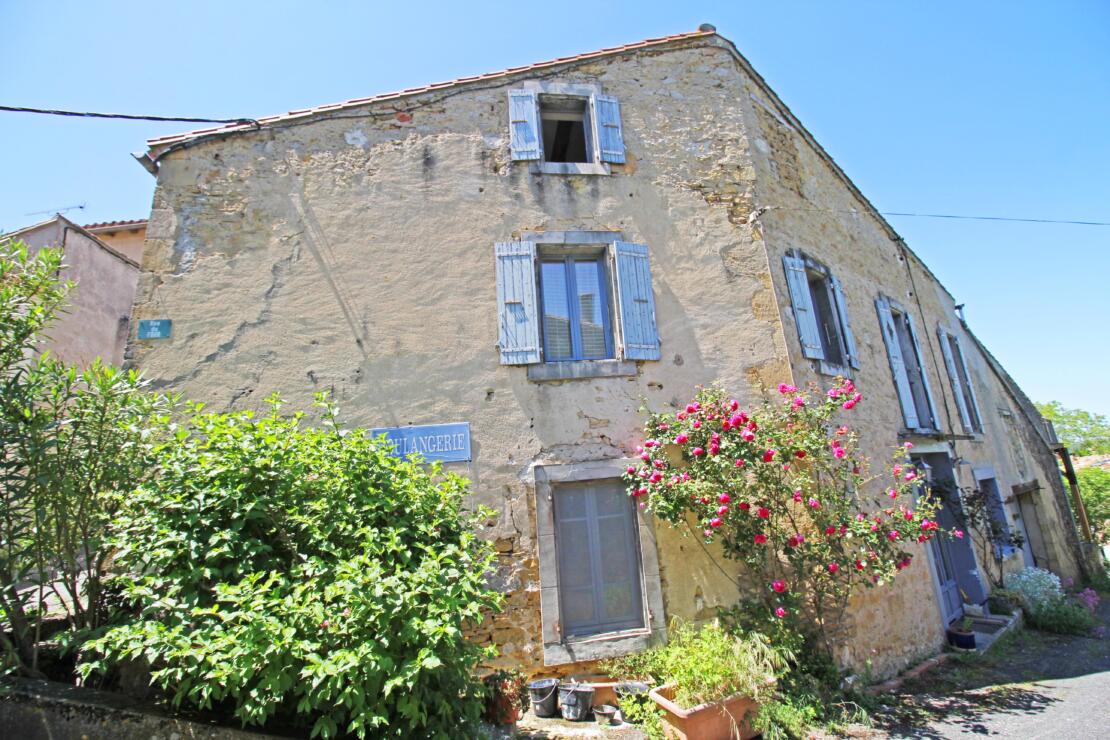 Charming former boulangerie with large terrace, spacious bedrooms and beautiful views near Castelnaudary