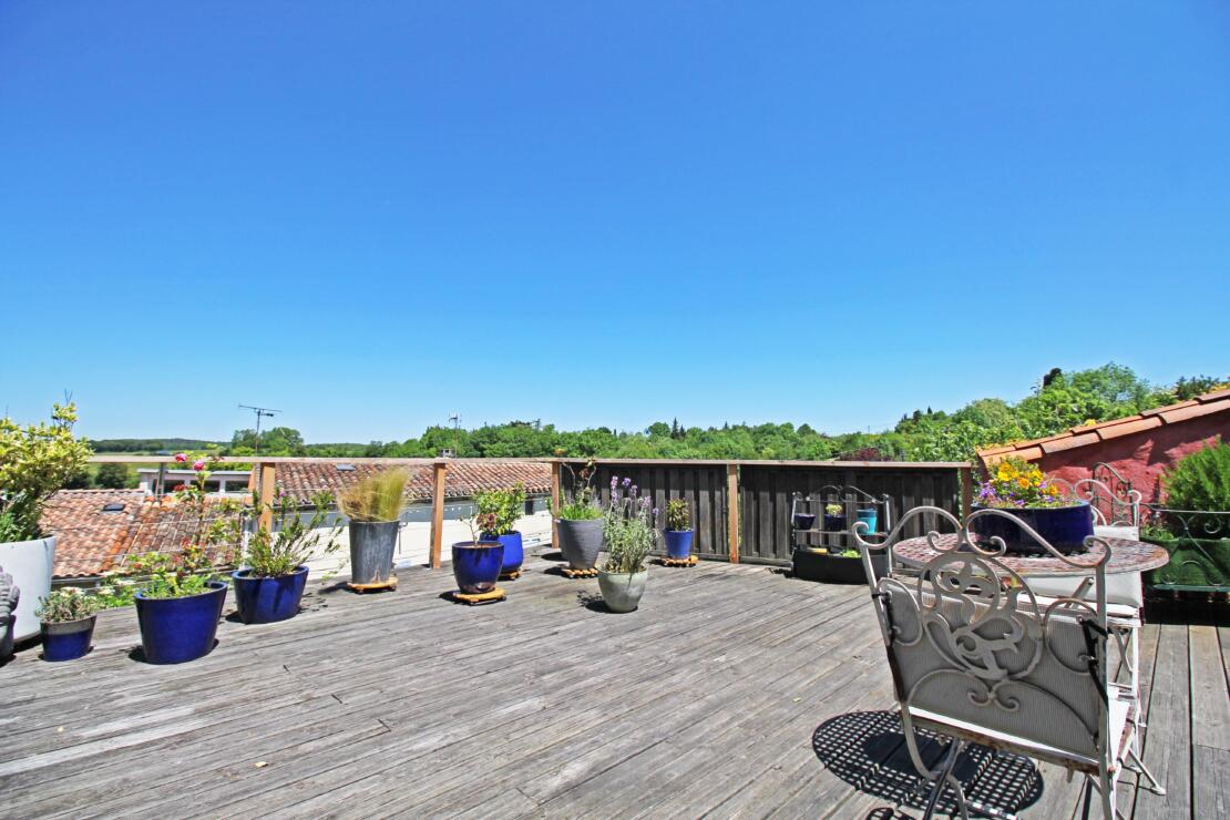 Charming former boulangerie with large terrace, spacious bedrooms and beautiful views near Castelnaudary