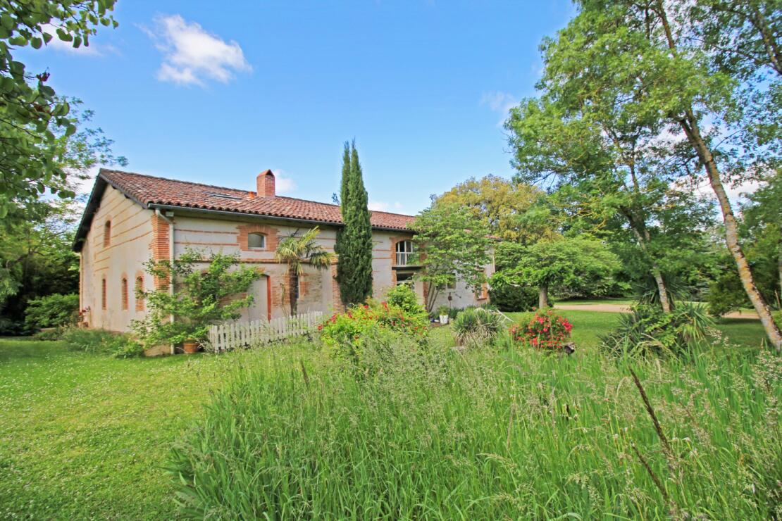 Tranquil domaine amongst mature gardens with independent gite, a short walk from Caraman near Toulouse