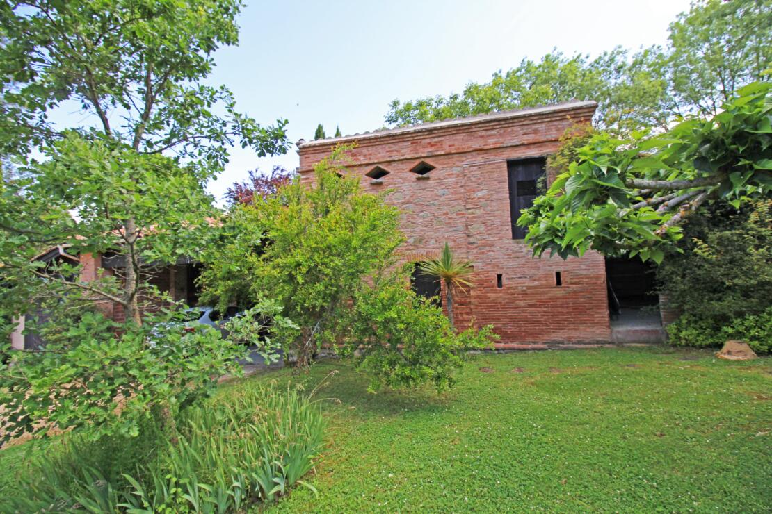 Tranquil domaine amongst mature gardens with independent gite, a short walk from Caraman near Toulouse