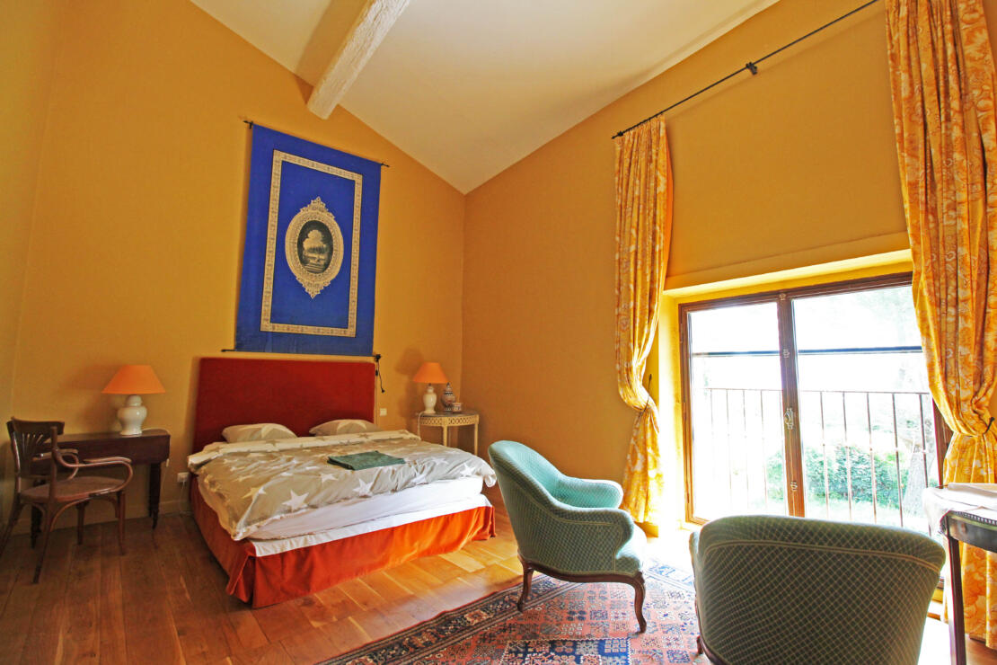 Domaine with exceptional views of the Pyrenees, 83ha of land, pool and multiple buildings near Limoux