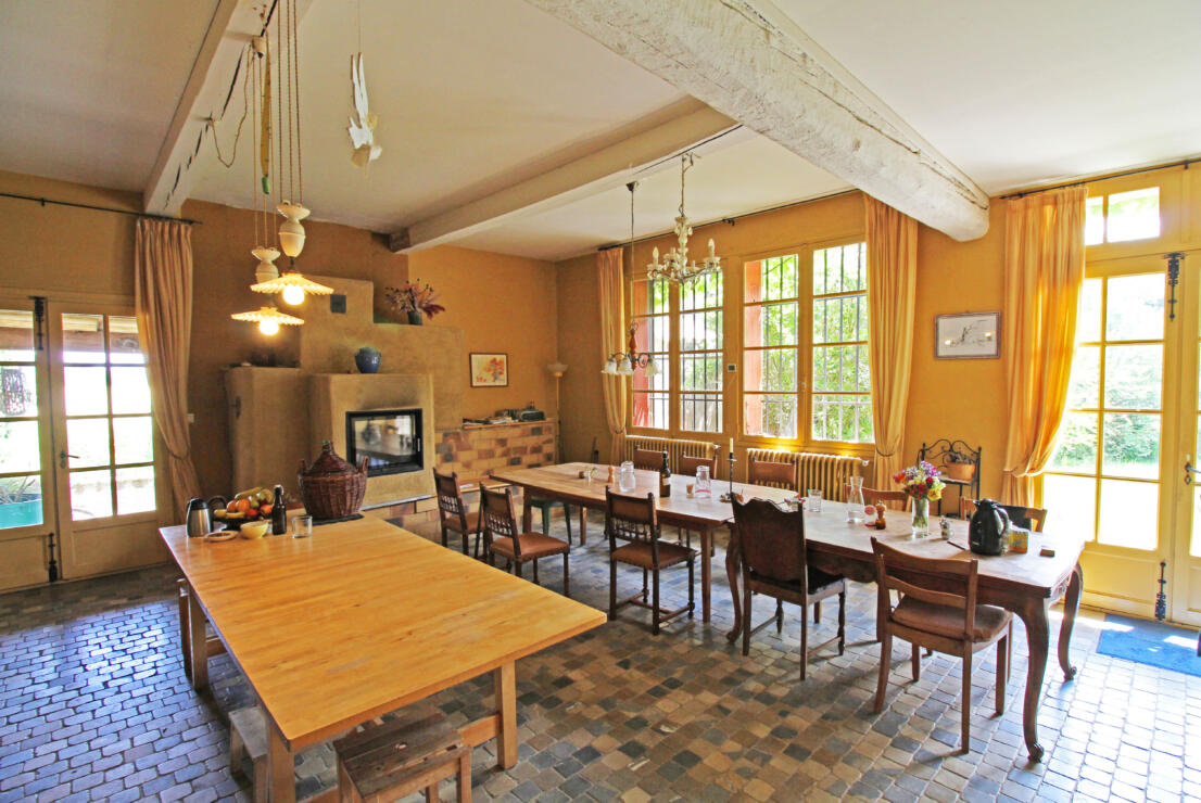 Domaine with exceptional views of the Pyrenees, 83ha of land, pool and multiple buildings near Limoux