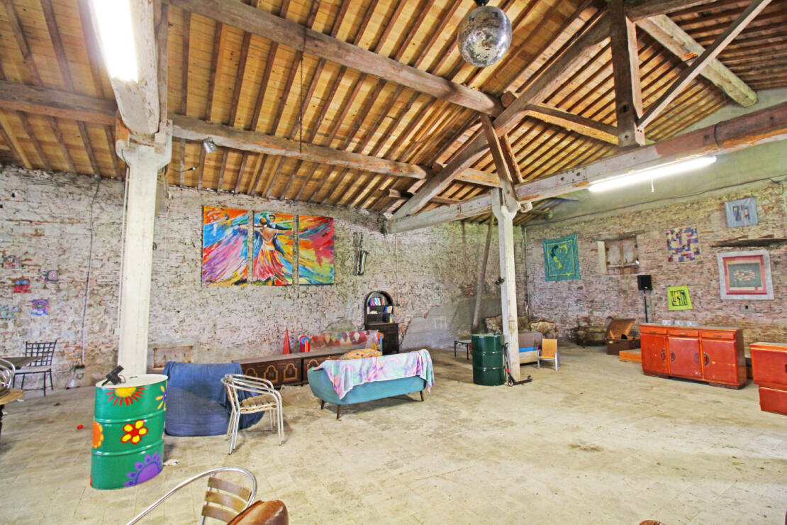 Domaine with exceptional views of the Pyrenees, 83ha of land, pool and multiple buildings near Limoux