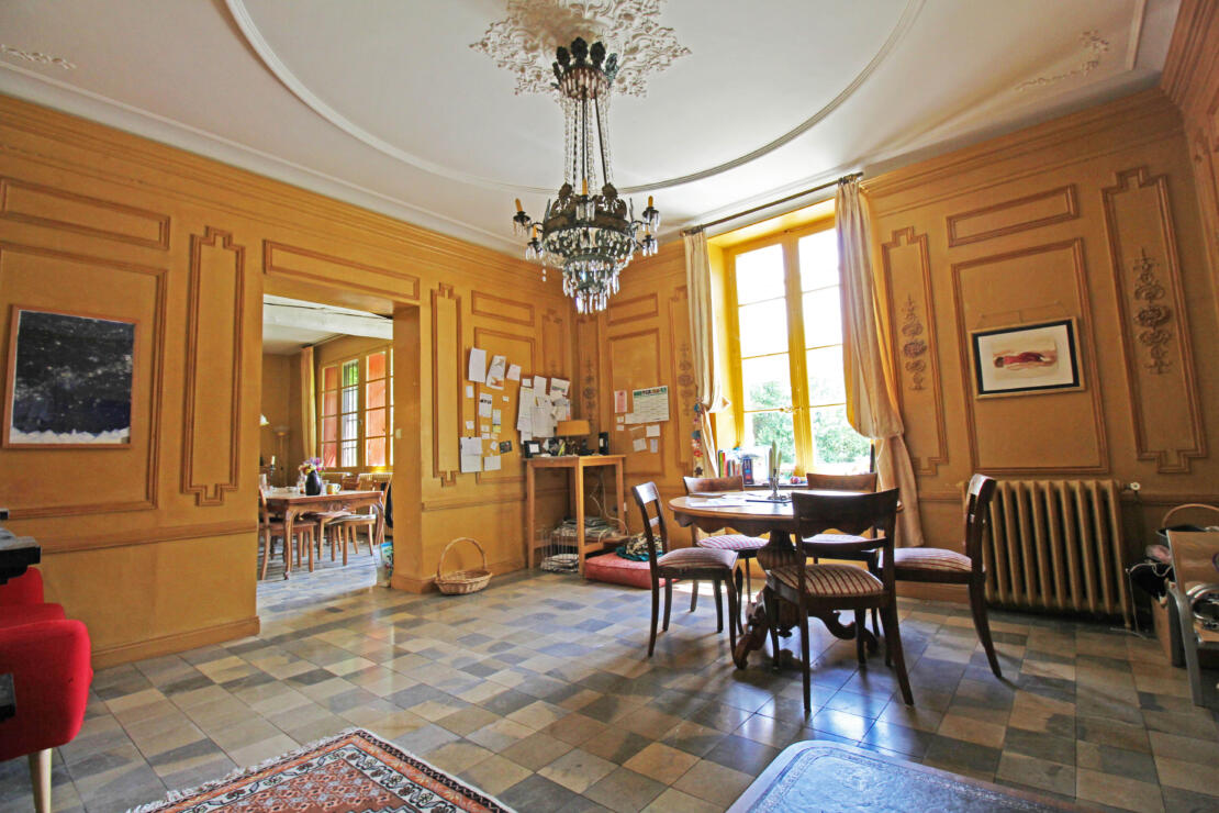 Domaine with exceptional views of the Pyrenees, 83ha of land, pool and multiple buildings near Limoux