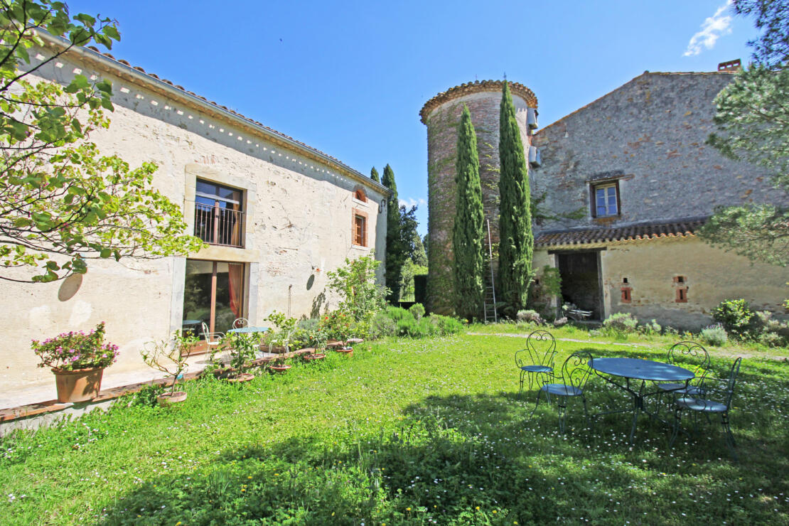 Domaine with exceptional views of the Pyrenees, 83ha of land, pool and multiple buildings near Limoux