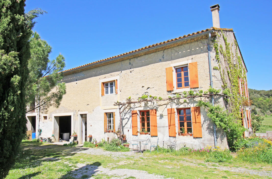 Domaine with exceptional views of the Pyrenees, 83ha of land, pool and multiple buildings near Limoux