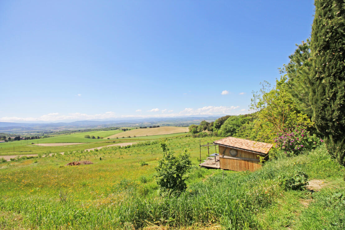 Domaine with exceptional views of the Pyrenees, 83ha of land, pool and multiple buildings near Limoux