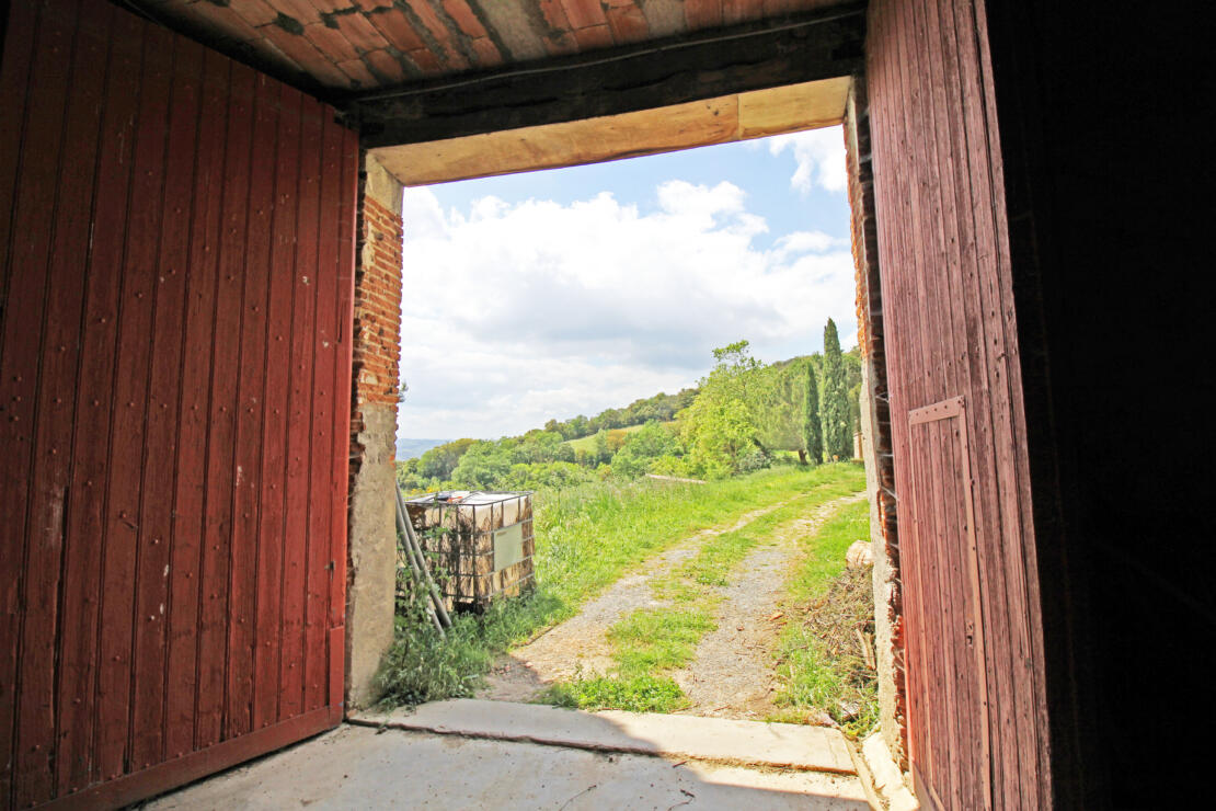 Domaine with exceptional views of the Pyrenees, 83ha of land, pool and multiple buildings near Limoux