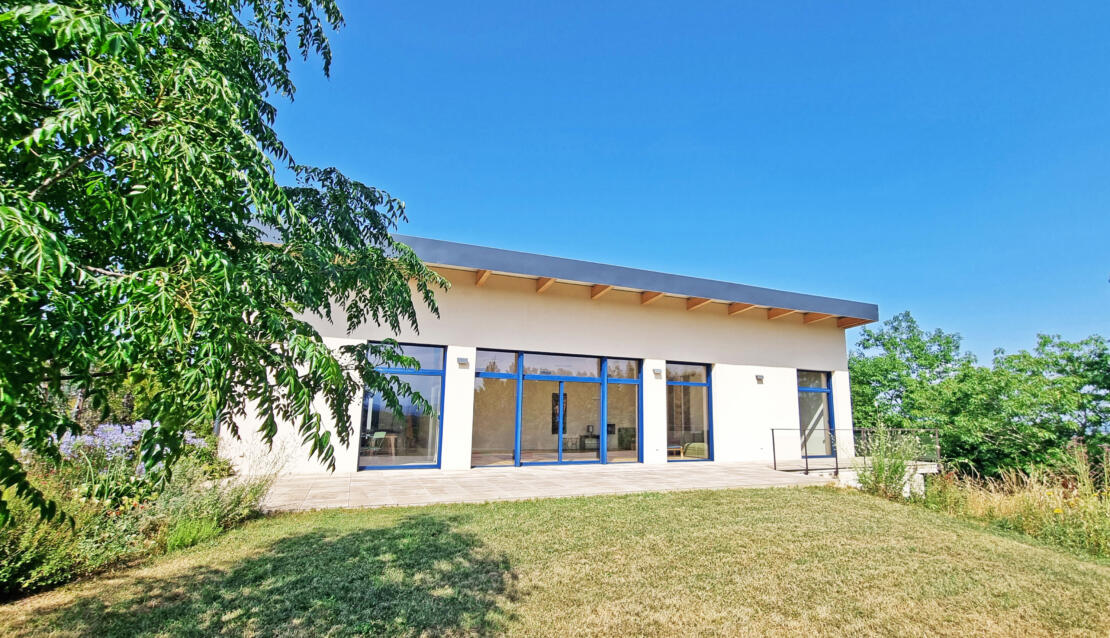 Modern light filled house with breathtaking views on a large plot with double garage near Pamiers
