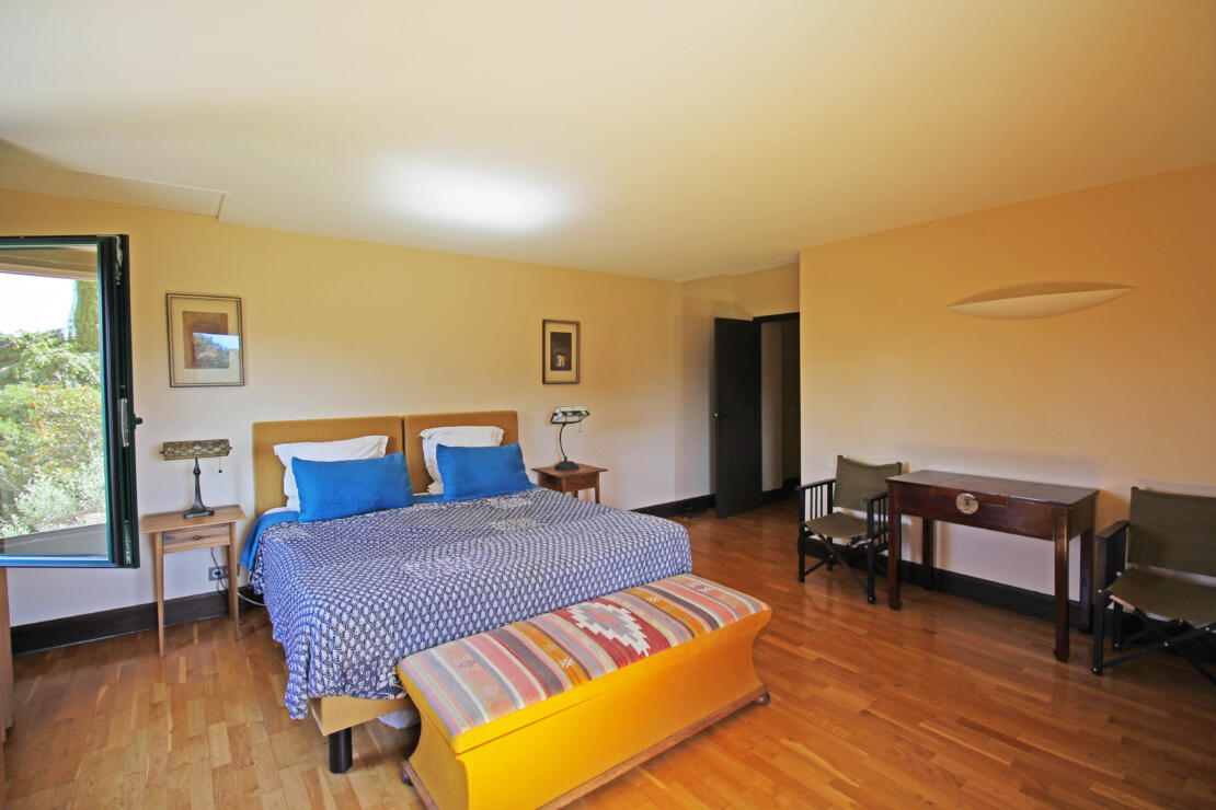 Stunning property perched above Pamiers with an independent gîte, a pool, 1,4ha of land and breathtaking views