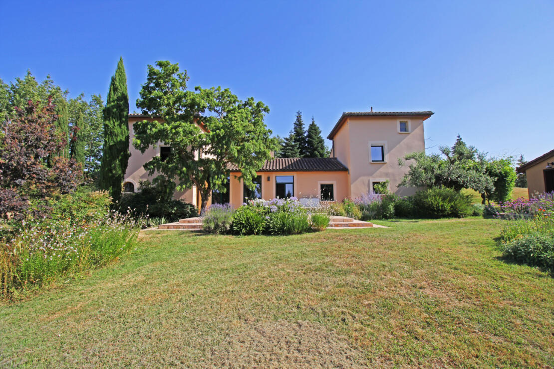 Stunning property perched above Pamiers with an independent gîte, a pool, 1,4ha of land and breathtaking views