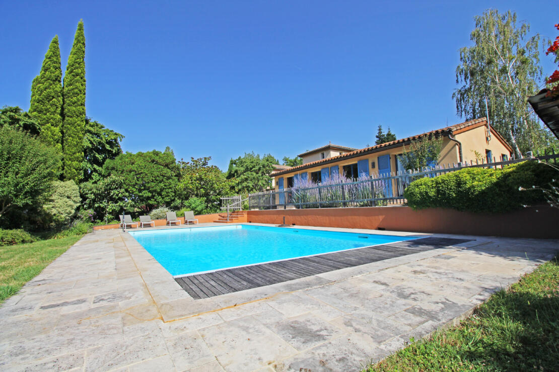 Stunning property perched above Pamiers with an independent gîte, a pool, 1,4ha of land and breathtaking views