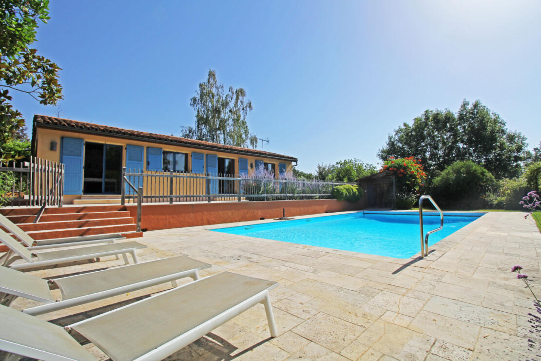 Stunning property perched above Pamiers with an independent gîte, a pool, 1,4ha of land and breathtaking views