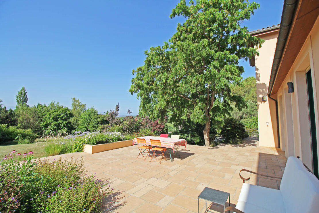 Stunning property perched above Pamiers with an independent gîte, a pool, 1,4ha of land and breathtaking views