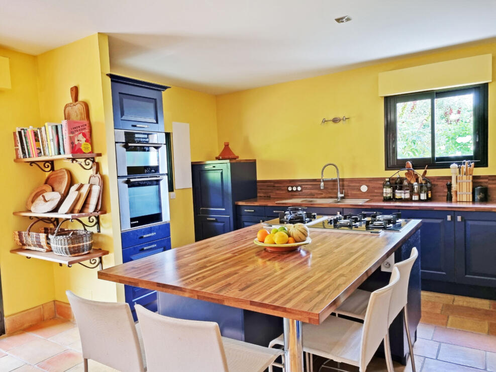 Stunning property perched above Pamiers with an independent gîte, a pool, 1,4ha of land and breathtaking views