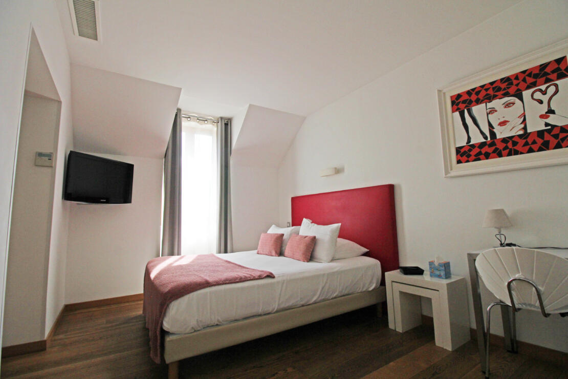 Stunning 15 bed hotel, with pool, hammam and owner flat in a prime location at the gateway to the Pyrenees