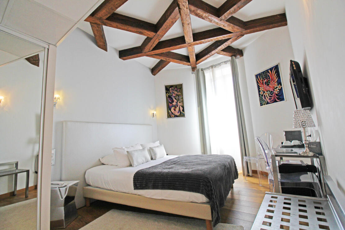 Stunning 15 bed hotel, with pool, hammam and owner flat in a prime location at the gateway to the Pyrenees