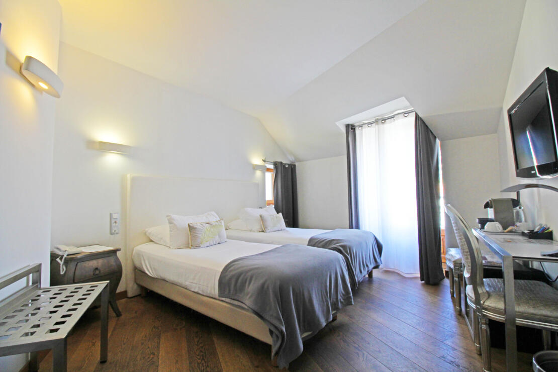 Stunning 15 bed hotel, with pool, hammam and owner flat in a prime location at the gateway to the Pyrenees