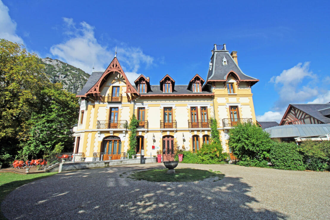 Stunning 15 bed hotel, with pool, hammam and owner flat in a prime location at the gateway to the Pyrenees