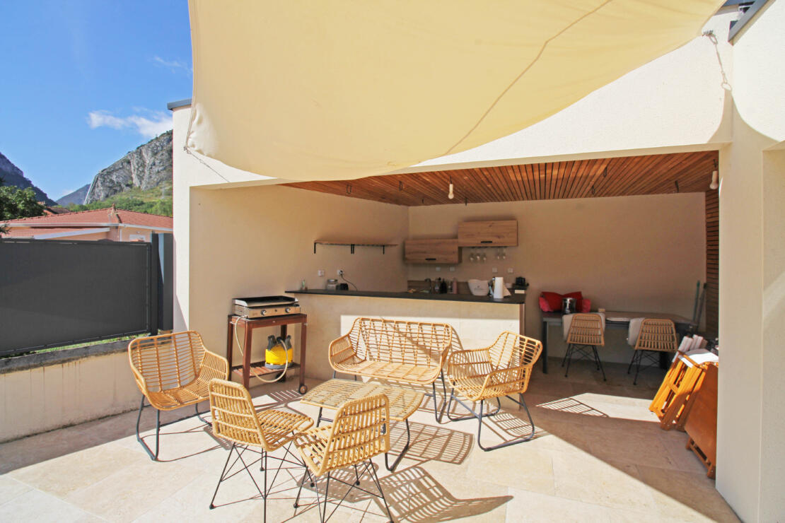 Stunning 15 bed hotel, with pool, hammam and owner flat in a prime location at the gateway to the Pyrenees