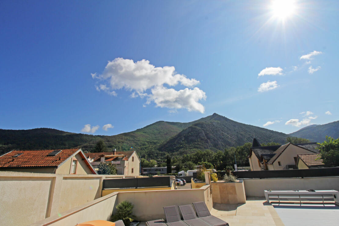 Stunning 15 bed hotel, with pool, hammam and owner flat in a prime location at the gateway to the Pyrenees