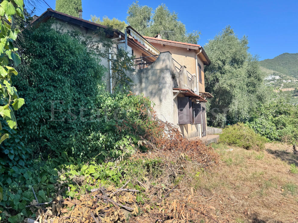 EM1341 Detached House with 6,000 sqm of Land and Sea View for Sale in Sanremo