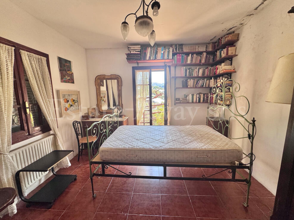 EM1341 Detached House with 6,000 sqm of Land and Sea View for Sale in Sanremo