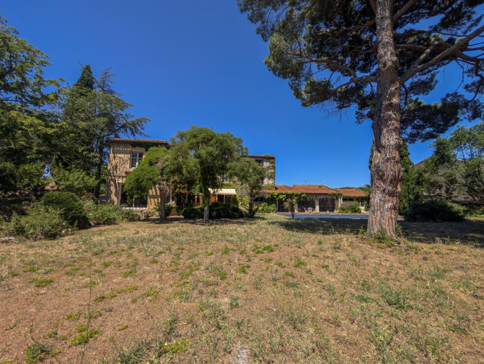 Elegant & Spacious Bourgeois Home with Pool in Carcassonne – Exceptional Living Space & Potential
