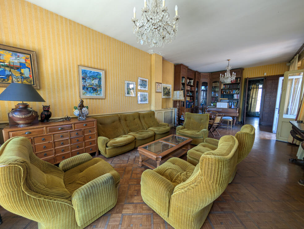Elegant & Spacious Bourgeois Home with Pool in Carcassonne – Exceptional Living Space & Potential
