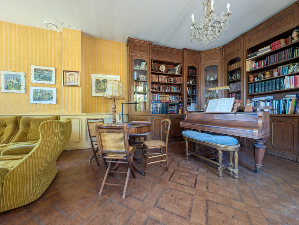 Elegant & Spacious Bourgeois Home with Pool in Carcassonne – Exceptional Living Space & Potential